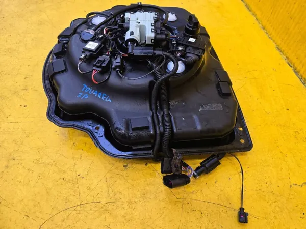 VW Touareg II AdBlue-säiliö OEM 7P0131877E image 4