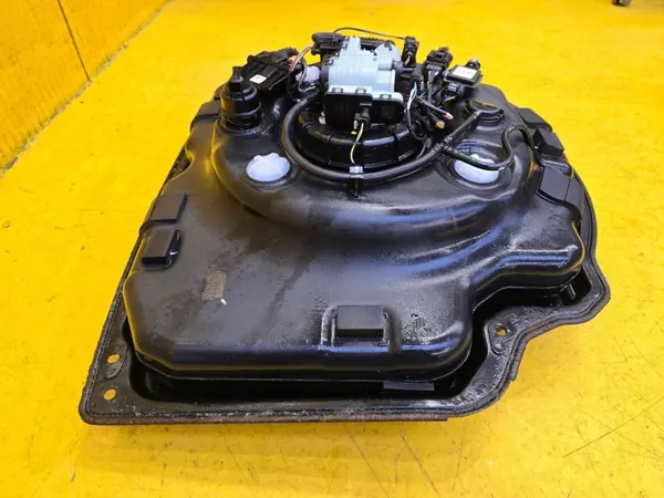 VW Touareg II AdBlue-säiliö OEM 7P0131877E image 5