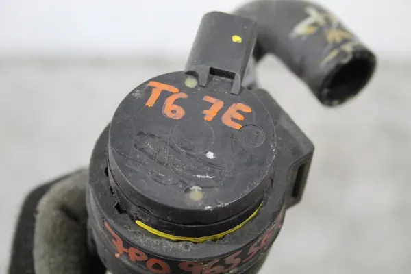 VW Touareg II 7P Vattenpump Webasto image 3