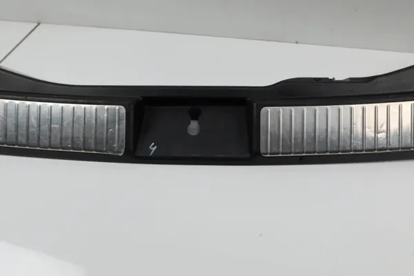 Cubierta tira maletero Mercedes W251 OEM 2516903925 image 3