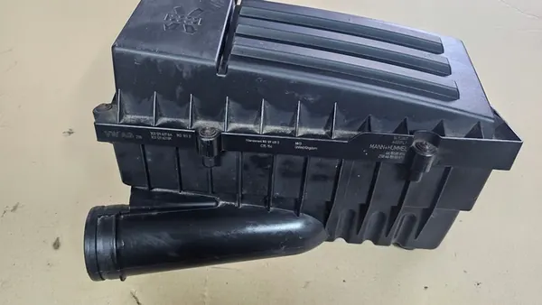 AUDI A3 8P ILMAFILTERIN KOTELLA 3C0129607BA image 2