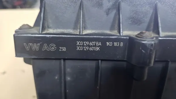 AUDI A3 8P ILMAFILTERIN KOTELLA 3C0129607BA image 3