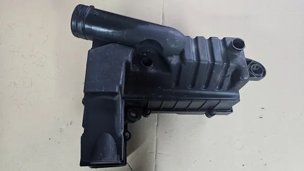 AUDI A3 8P ILMAFILTERIN KOTELLA 3C0129607BA image 5