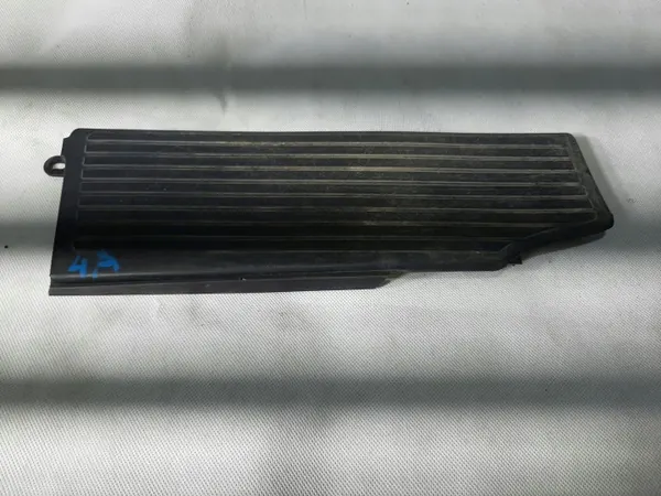 Repose-pied Audi A6 C4 OEM 4A1864777 - 1990-96 image 2