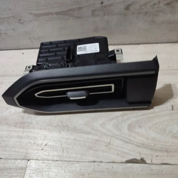 Grille d'aération latérale Dacia Jogger OEM 687600112R image 2