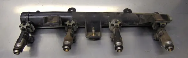 Rampa de combustible con inyectores Peugeot 206 1.1 8V image 2
