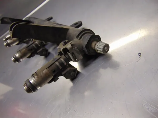 Rampa de combustible con inyectores Peugeot 206 1.1 8V image 4
