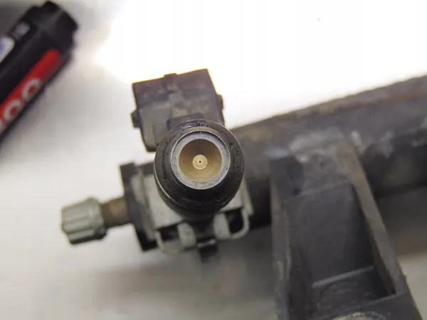 Rampa de combustible con inyectores Peugeot 206 1.1 8V image 5