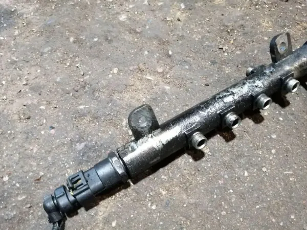 Carril de inyección Opel OE 55188056 usado image 3