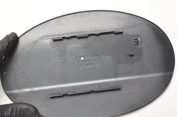 Mercedes W207 Tankklappe OEM A2077570106 - Gebraucht image 3