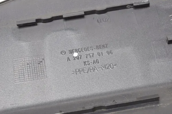 Mercedes W207 Tankklappe OEM A2077570106 - Gebraucht image 4