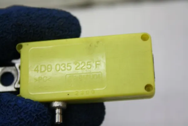 Audi A8 D2 antennivahvistinmoduuli OEM 4D0951177B image 10