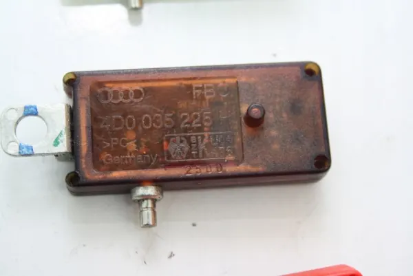 Audi A8 D2 antennivahvistinmoduuli OEM 4D0951177B image 5