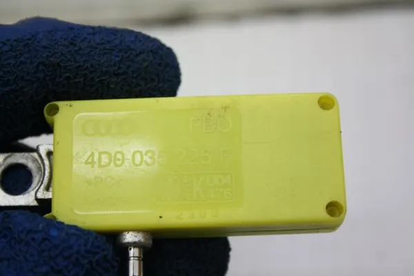 Audi A8 D2 antennivahvistinmoduuli OEM 4D0951177B image 9