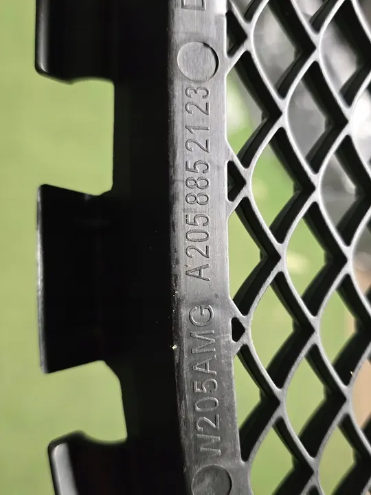 Grille centrale de pare-chocs avant Mercedes C-Class W205 AMG A2058852123 image 3