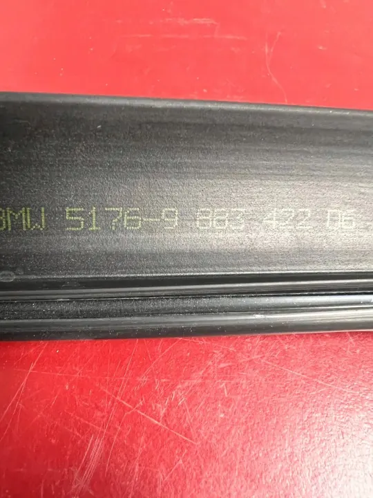 BMW OEM 9883422 konepellitiiviste iX1 2023 image 3