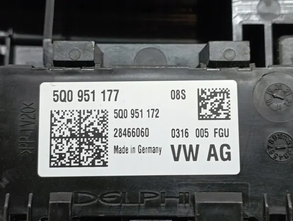 OEM 5Q0951177 Musta Katkovalo Skoda Superb III:lle image 4