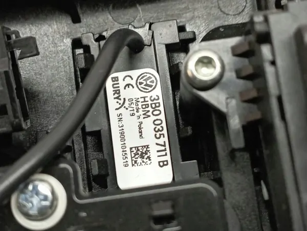 OEM 5Q0951177 Musta Katkovalo Skoda Superb III:lle image 5