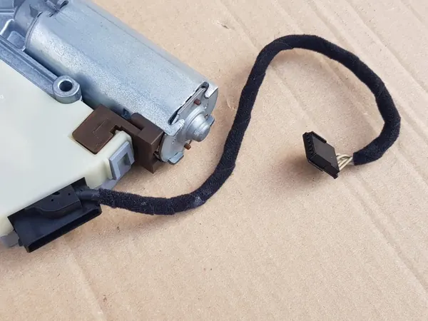 Moteur de toit ouvrant OEM 4B0959591H - Testé image 6