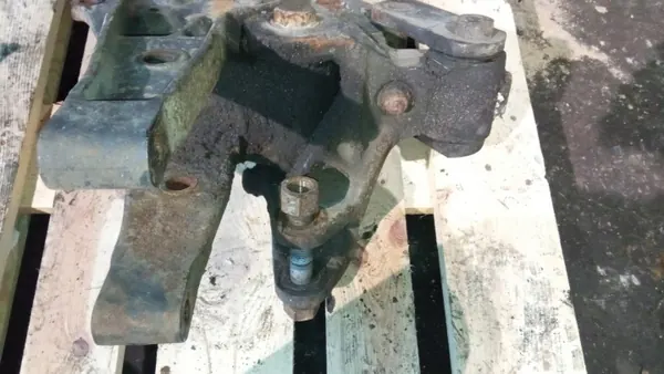 Lehtijousenpidike OEM 9493220201 Mercedes Actrosille image 3