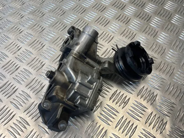 Audi A8 D2 Ölpumpe OEM 057115105B - Gebraucht image 2