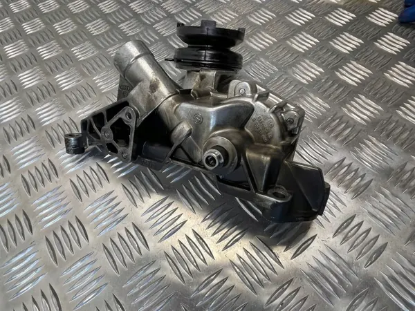 Audi A8 D2 Ölpumpe OEM 057115105B - Gebraucht image 4