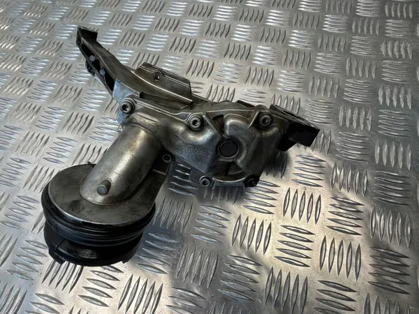 Audi A8 D2 Ölpumpe OEM 057115105B - Gebraucht image 5