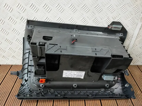 VW Scirocco III Passagerarhandskfack OEM 08-17 image 4
