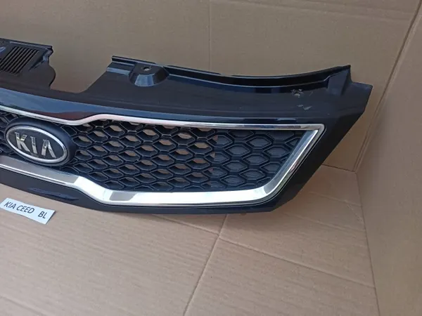 KIA Ceed I SW Grill OEM 86351-1H600 Frontstoßstange image 4