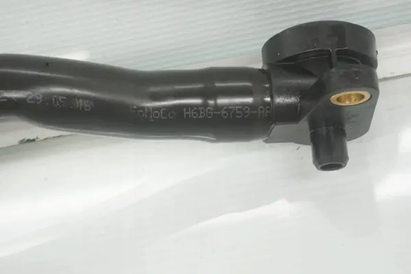 Tube de remplissage d'huile Ford Focus OEM H6BG-6759-AA image 5