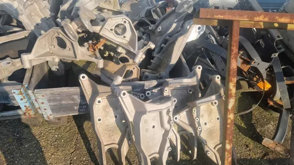Soporte de cabina Scania OEM 1912829 - Usado image 2