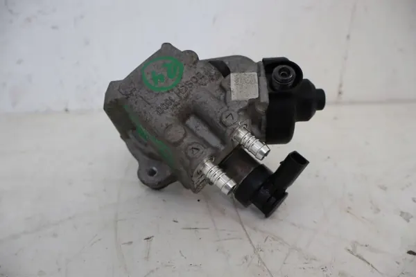 Bomba de inyección alta presión VW Touran II 2.0TDI OEM 03L130755D image 2