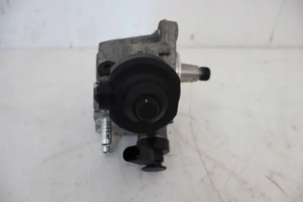 Bomba de inyección alta presión VW Touran II 2.0TDI OEM 03L130755D image 4