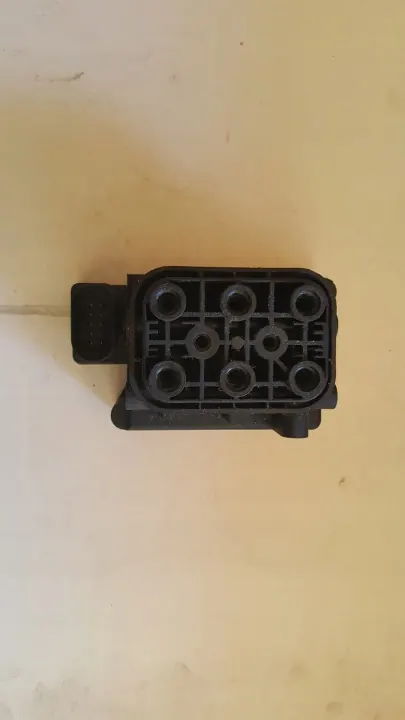 Audi A8 D3 Jousitusjakaja OEM 15152400152 image 2