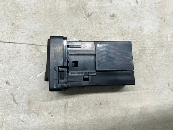 Prise USB Toyota Yaris OEM OYT25946 - Occasion image 3