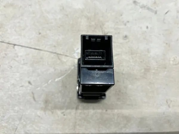 Prise USB Toyota Yaris OEM OYT25946 - Occasion image 4