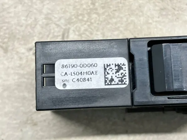 Prise USB Toyota Yaris OEM OYT25946 - Occasion image 5