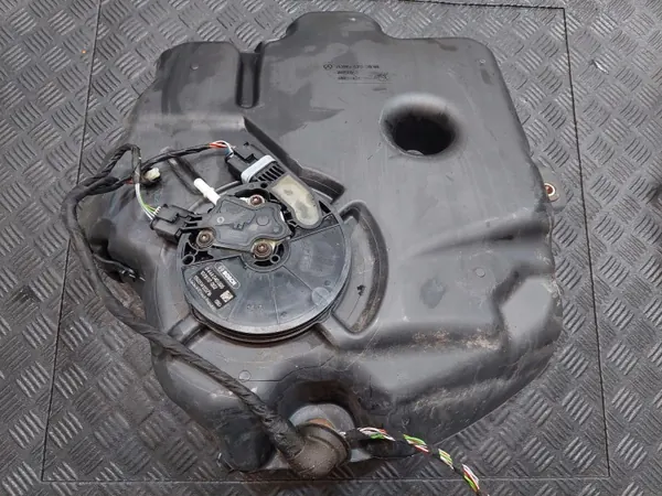 Réservoir AdBlue OEM A2054706901 pour Mercedes C300 W205 image 5