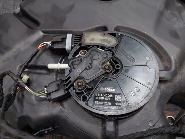 Réservoir AdBlue OEM A2054706901 pour Mercedes C300 W205 image 6