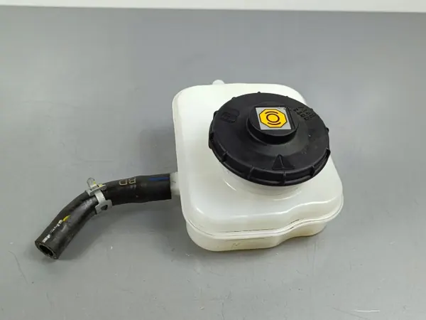 Bromsvätskebehållare OEM FOB37991 - Begagnad image 2