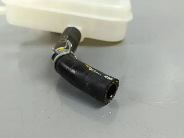 Bromsvätskebehållare OEM FOB37991 - Begagnad image 4