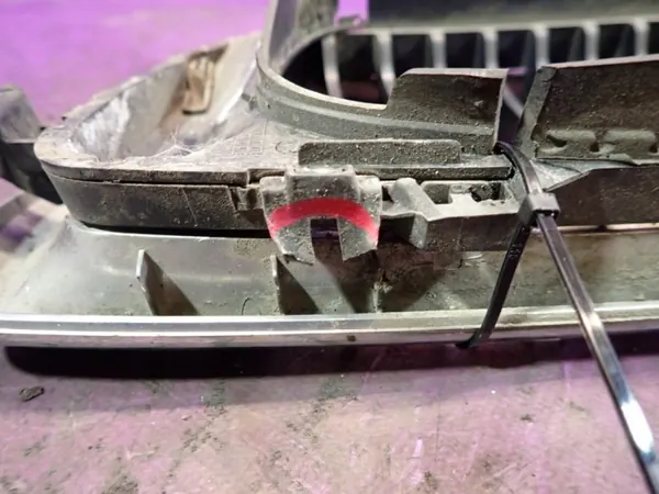 BMW E46 01-06 Rechter Grillhefdeksel OEM Zawada-383355- image 8