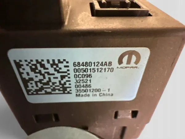 Prise USB Chrysler Pacifica OEM 68480124AB image 4