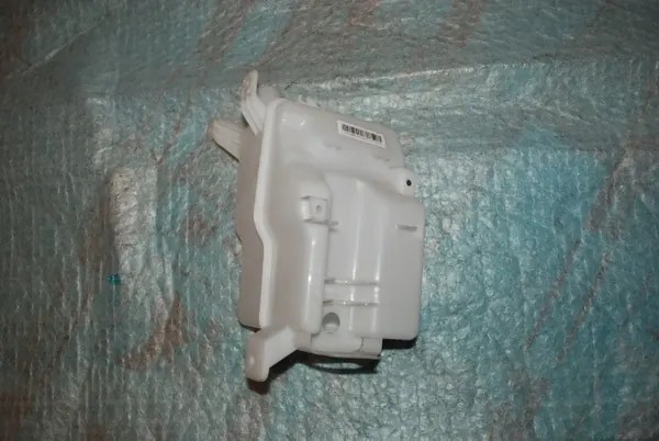 Volvo EX30 spolarvätsketank OEM 80000071 image 2