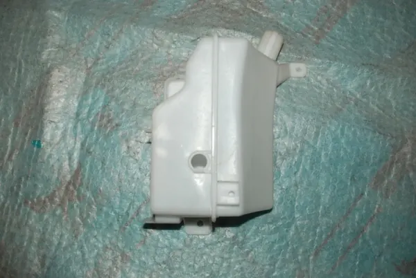 Volvo EX30 spolarvätsketank OEM 80000071 image 3