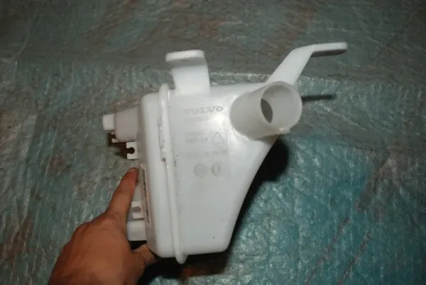 Volvo EX30 spolarvätsketank OEM 80000071 image 4