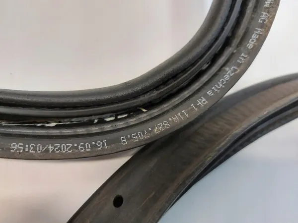 VW ID4 Kofferraumdichtung OEM 11A827705B - Gebraucht image 3