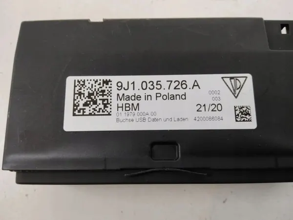 Enchufe USB Porsche Taycan OEM 9J1035726A image 3