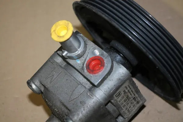 VOLVO V70 S60 XC70 2.4 D5 Bomba de direção assistida OEM 30741122 image 2