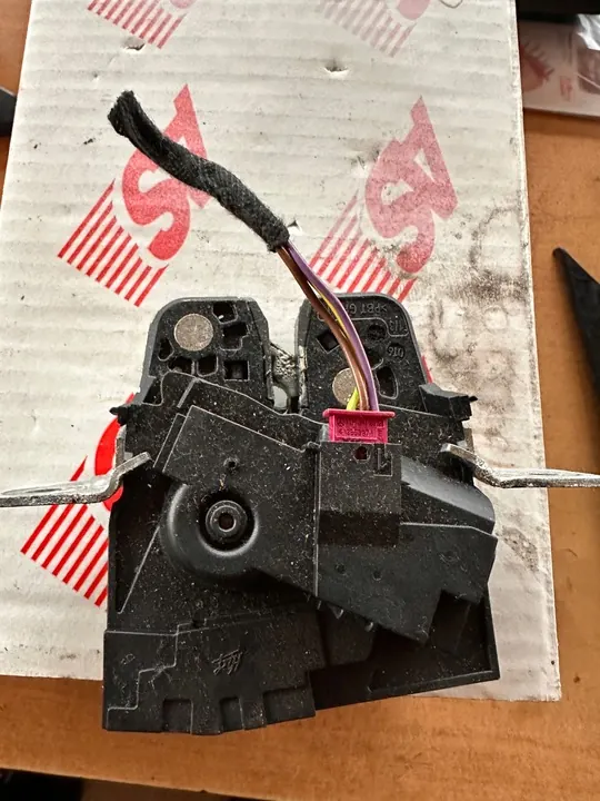 VERROU DE COFFRE MERCEDES B-KLASA W246 A2467400035 image 2